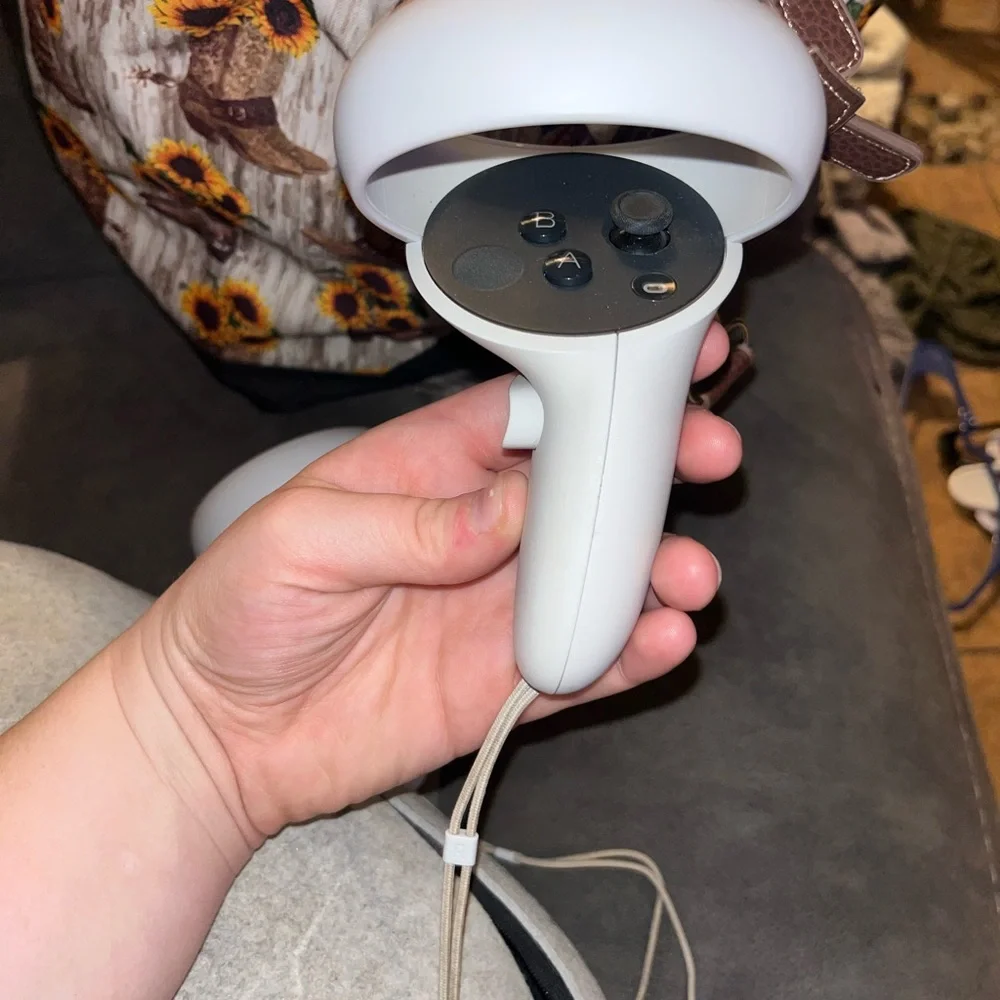 I’m selling this oculus it’s only been used 5 times and I’ve had it for a year.
